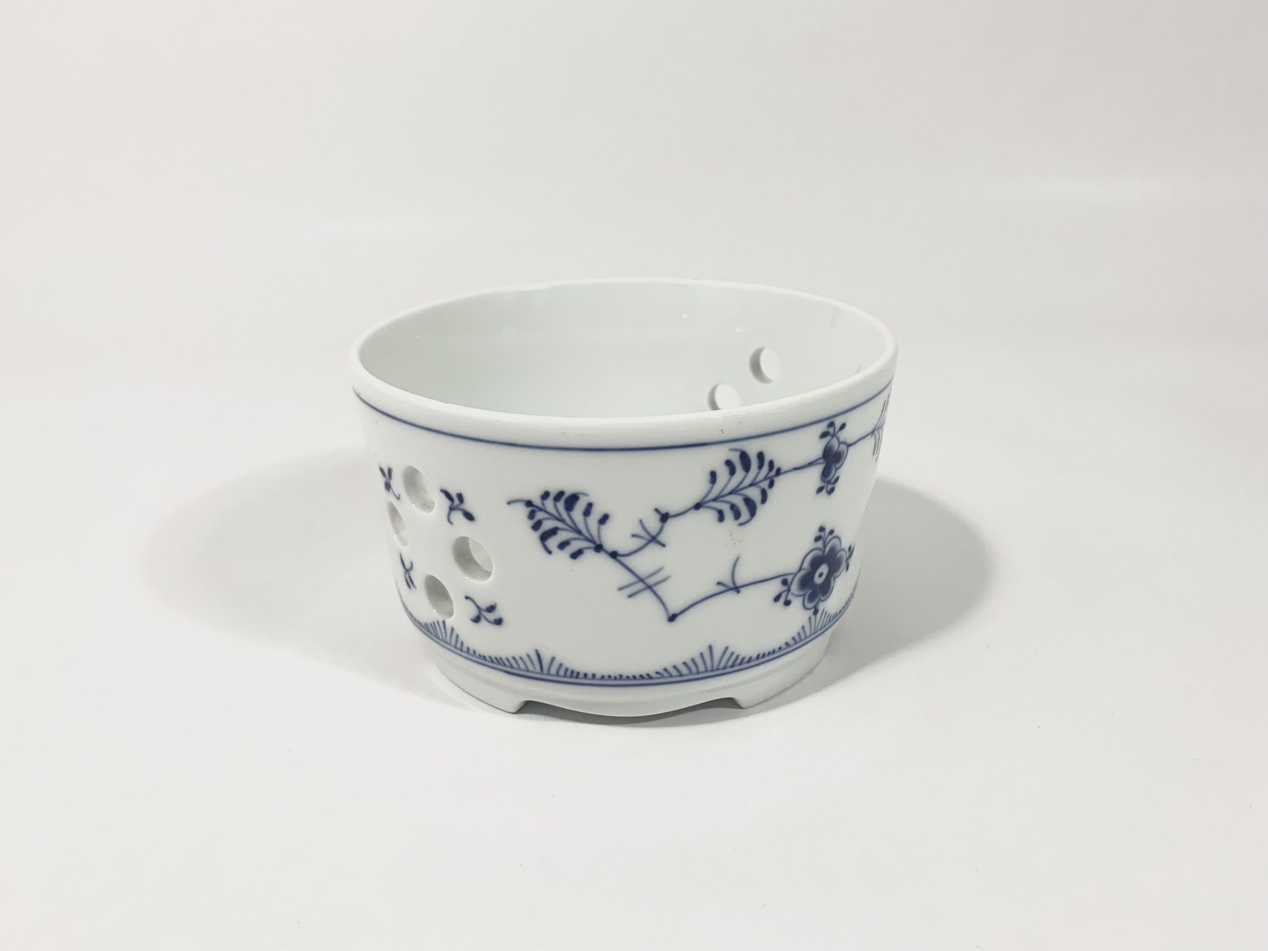 Royal Copenhagen Blue Fluted Half Lace 8797 Tea Warmer 1939