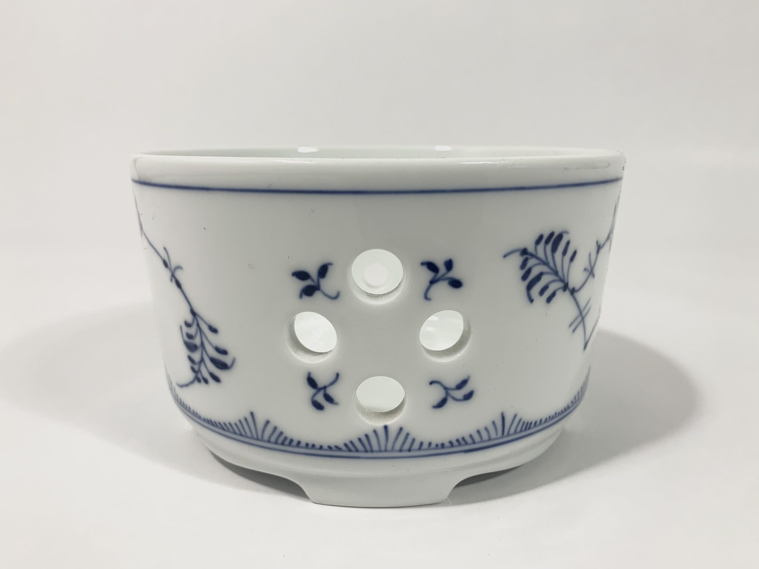 Royal Copenhagen Blue Fluted Half Lace 8797 Tea Warmer 1939