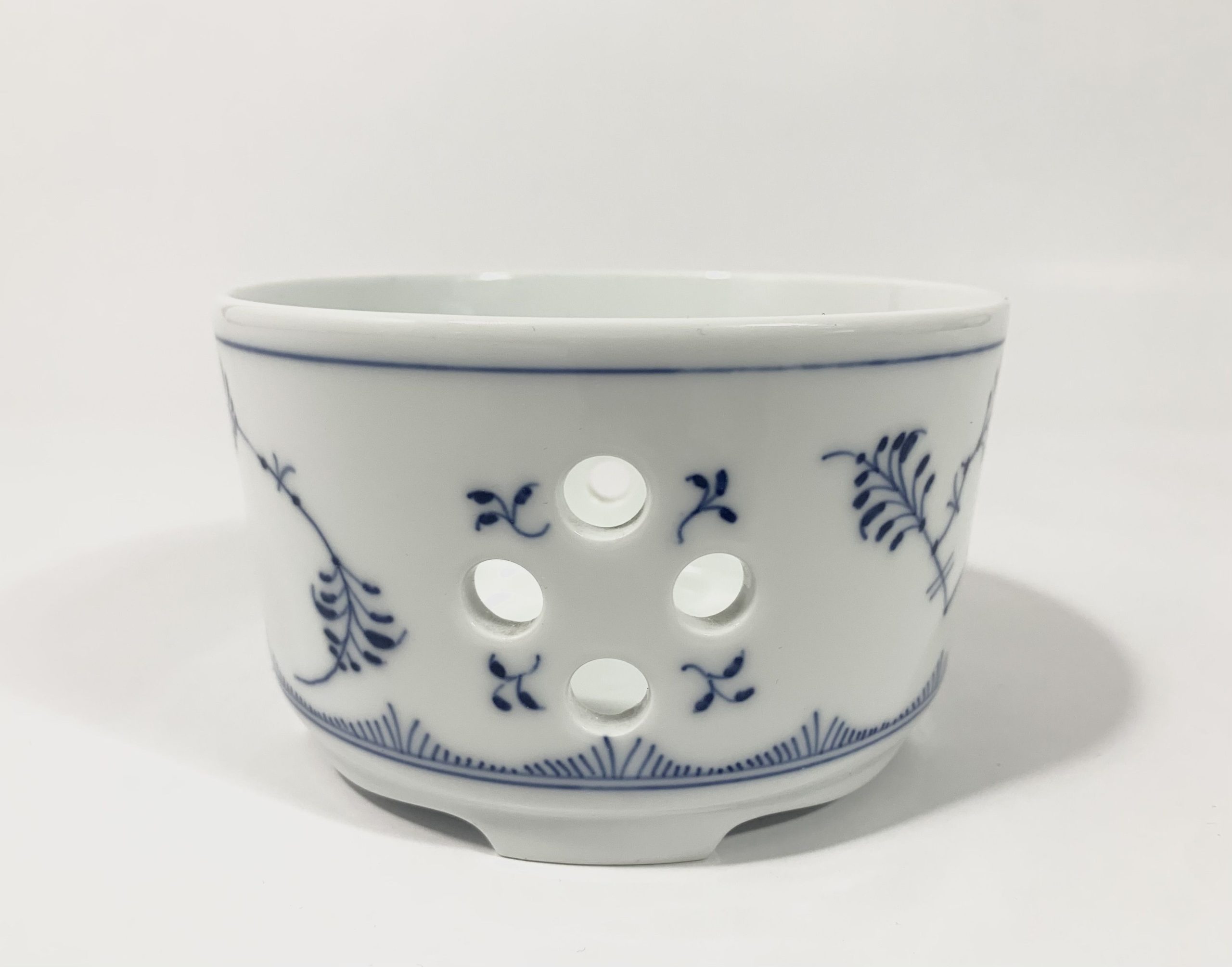 Royal Copenhagen Blue Fluted Half Lace 8797 Tea Warmer 1939