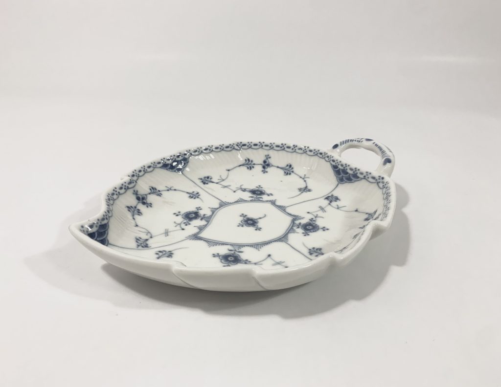 Royal Copenhagen Blue Fluted Half Lace 549 Large Leaf Bowl 26,5 cm 1923 - 1934