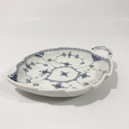 Royal Copenhagen Blue Fluted Half Lace 549 Large Leaf Bowl 26,5 cm 1923 - 1934