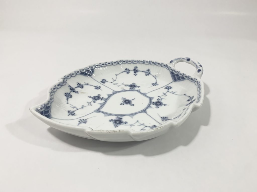 Royal Copenhagen Blue Fluted Half Lace 549 Large Leaf Bowl 26,5 cm 1923 - 1934