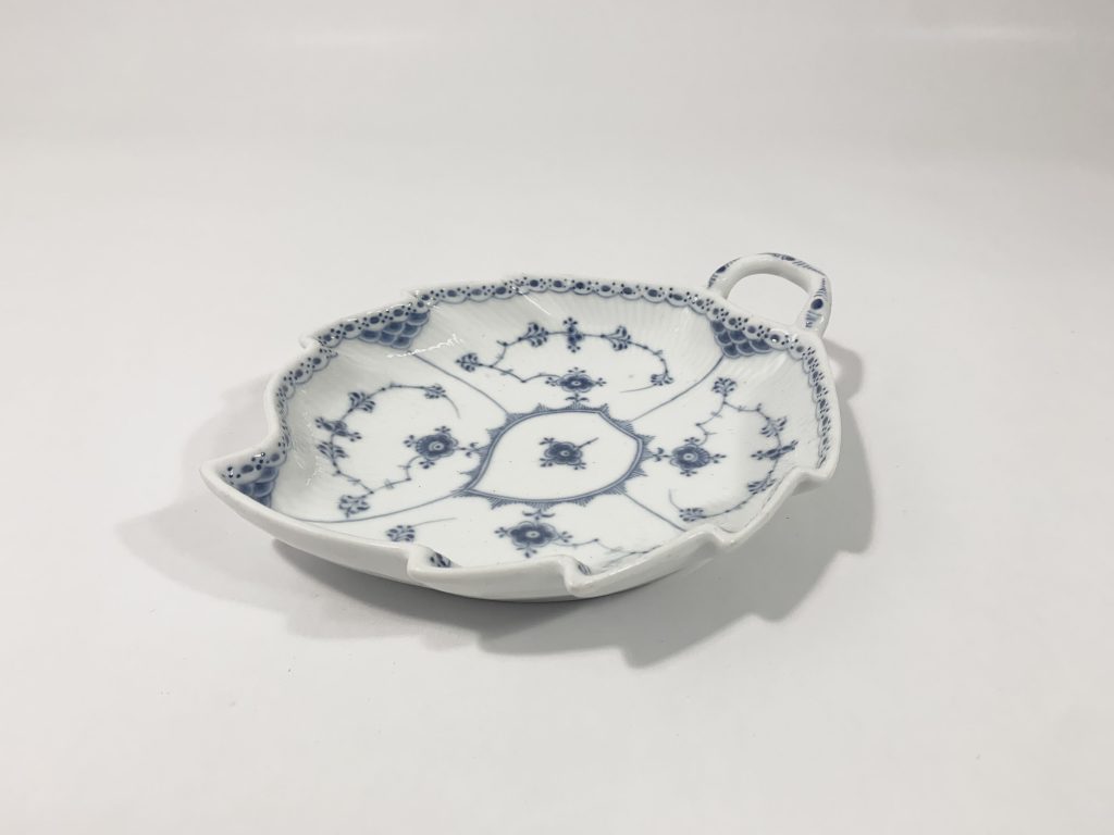 Royal Copenhagen Blue Fluted Half Lace 548 Leaf Bowl 23 cm 1923 - 1934