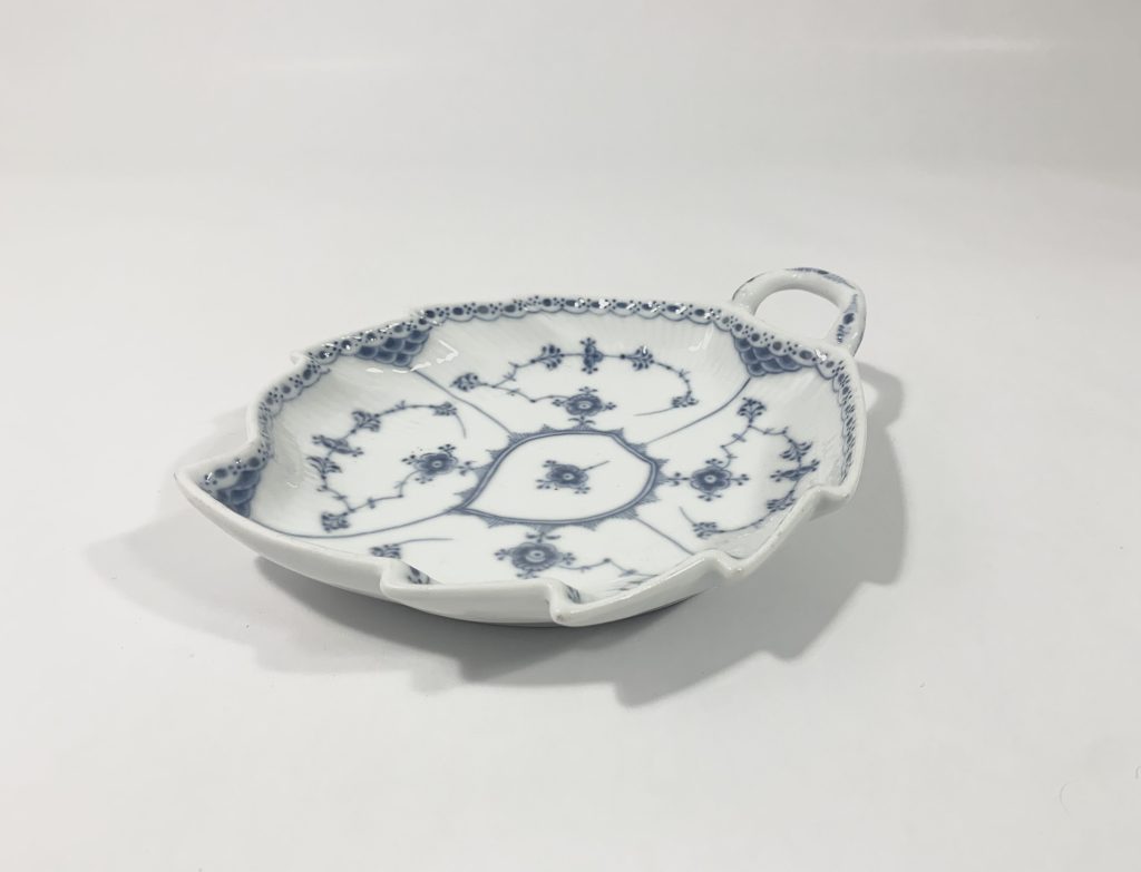 Royal Copenhagen Blue Fluted Half Lace 548 Leaf Bowl 23 cm 1923 - 1934