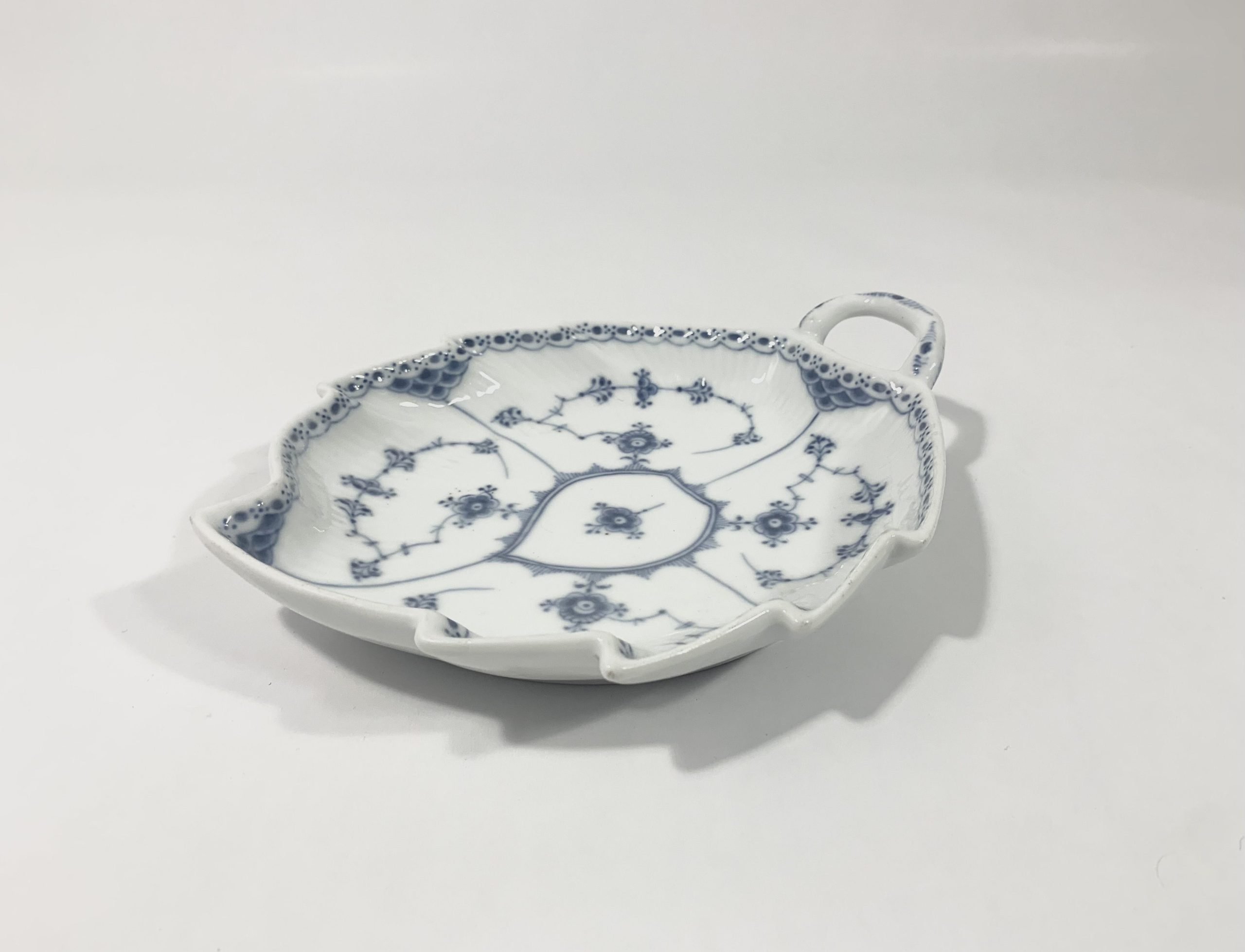 Royal Copenhagen Blue Fluted Half Lace 548 Leaf Bowl 23 cm 1923 - 1934