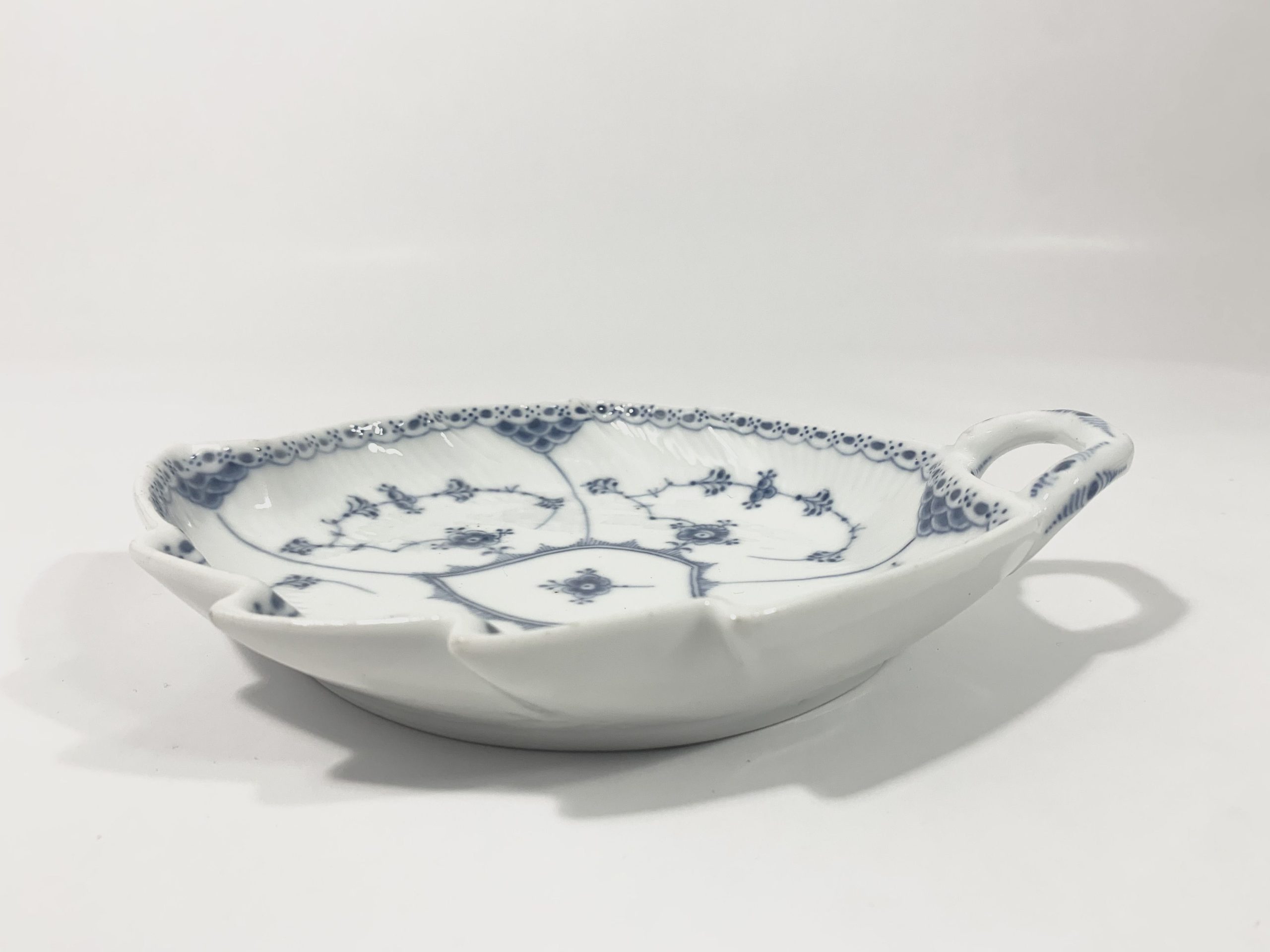 Royal Copenhagen Blue Fluted Half Lace 548 Leaf Bowl 23 cm 1923 - 1934