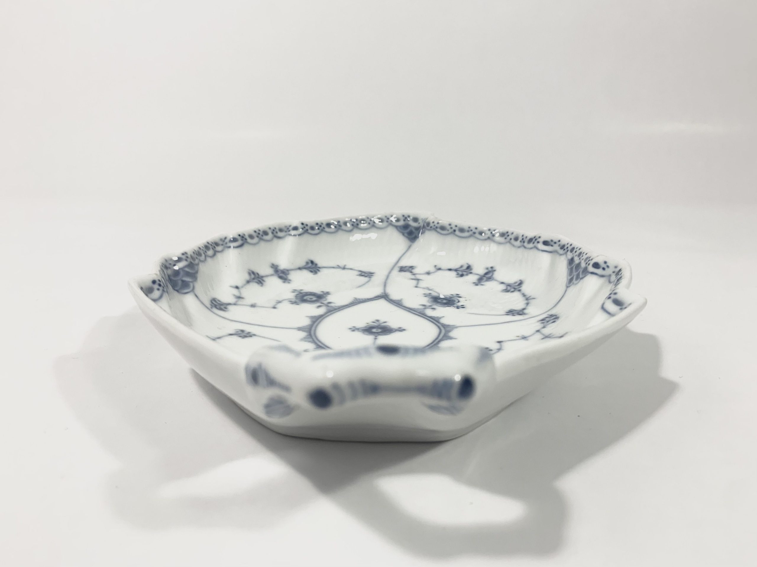 Royal Copenhagen Blue Fluted Half Lace 548 Leaf Bowl 23 cm 1923 - 1934