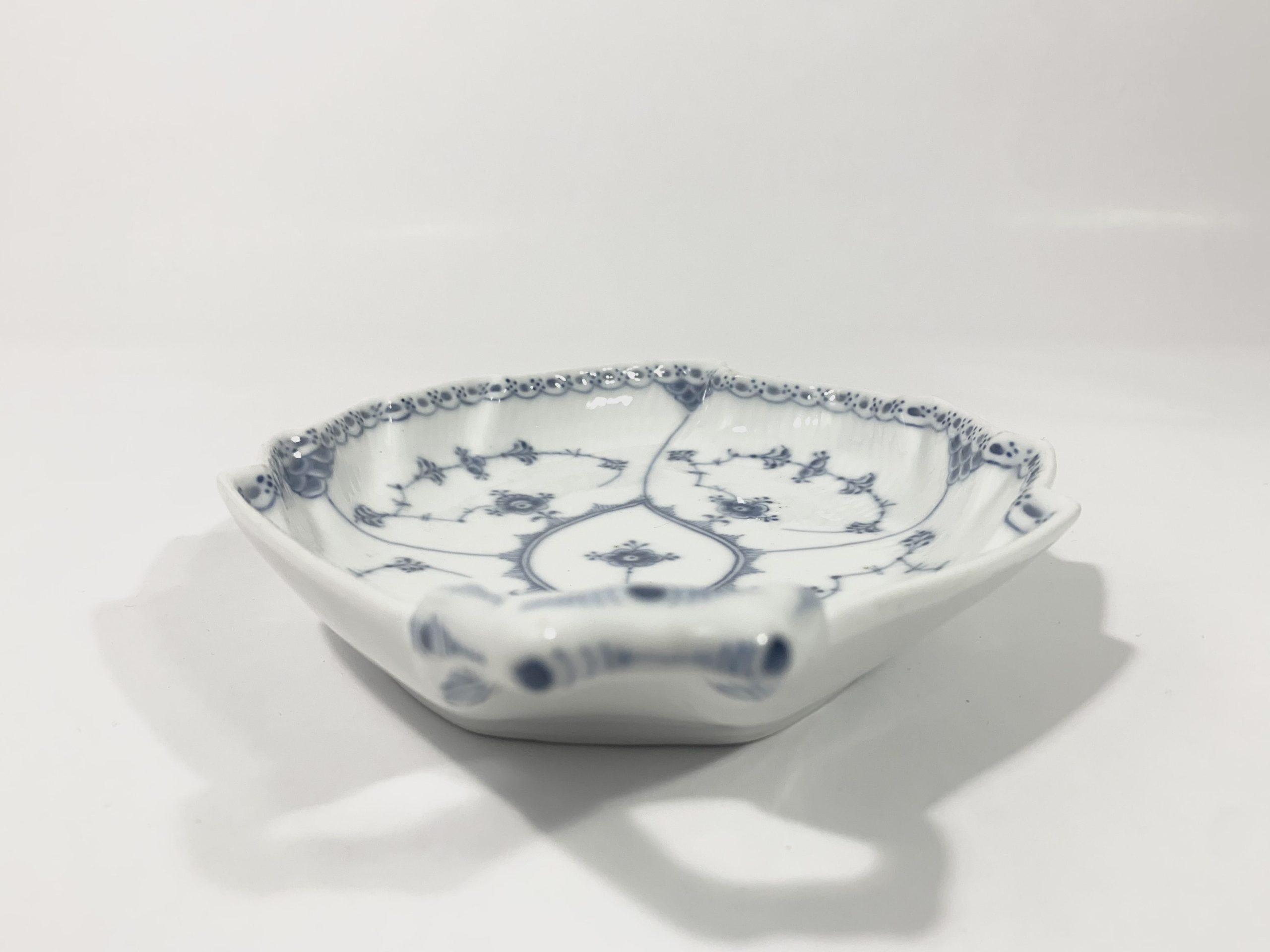 Royal Copenhagen Blue Fluted Half Lace 548 Leaf Bowl 23 cm 1923 - 1934