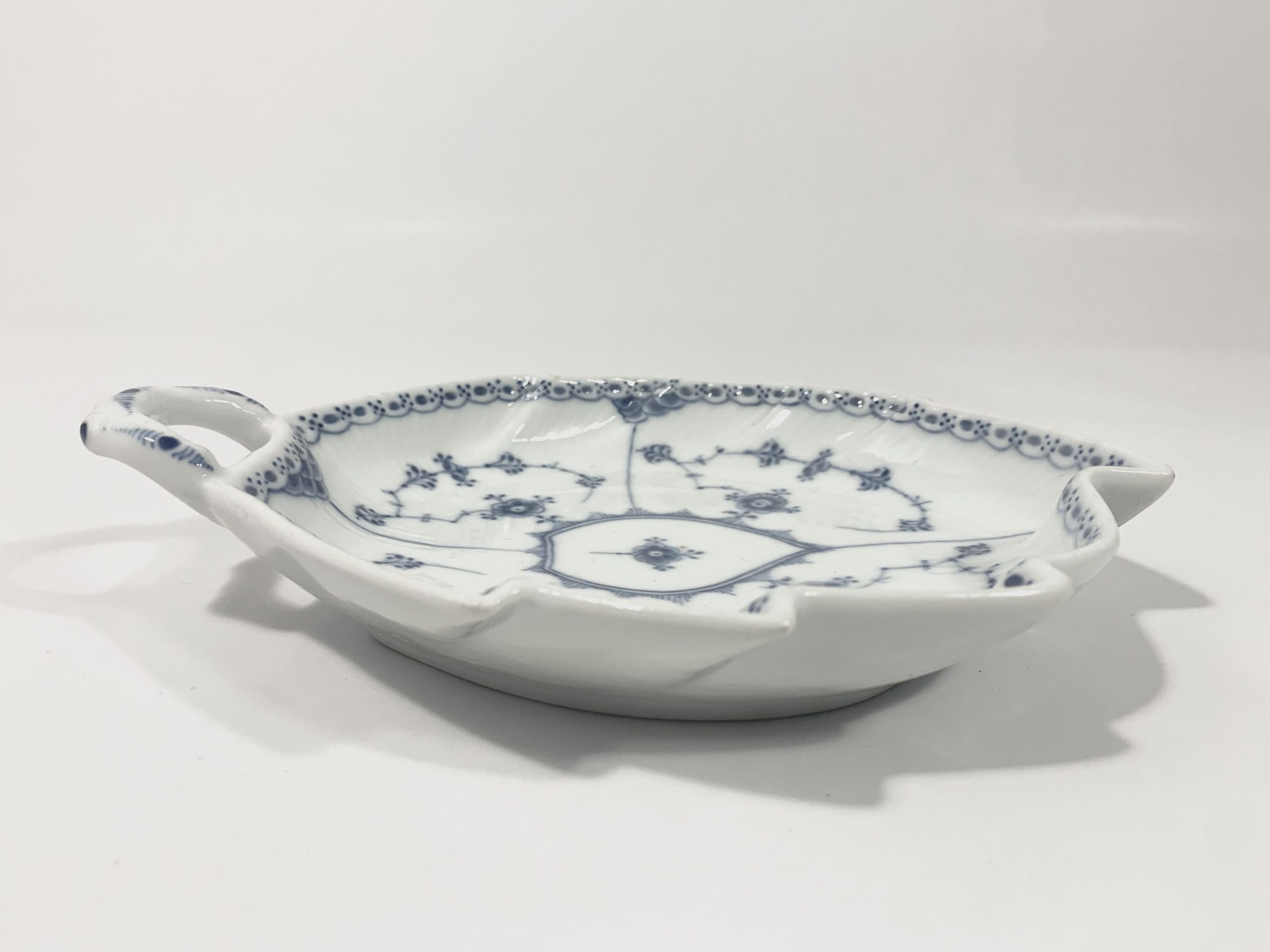 Royal Copenhagen Blue Fluted Half Lace 548 Leaf Bowl 23 cm 1923 - 1934