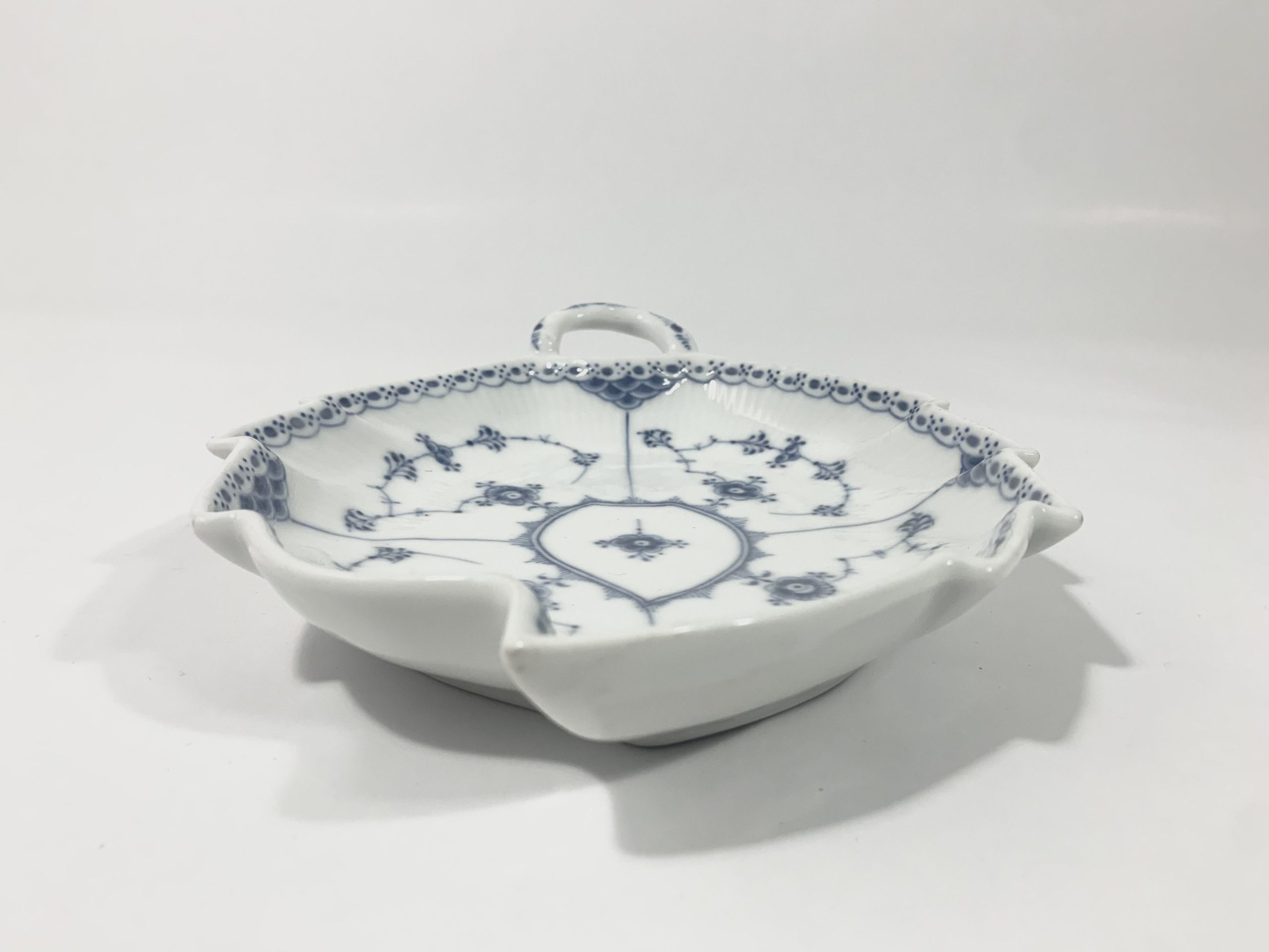 Royal Copenhagen Blue Fluted Half Lace 548 Leaf Bowl 23 cm 1923 - 1934