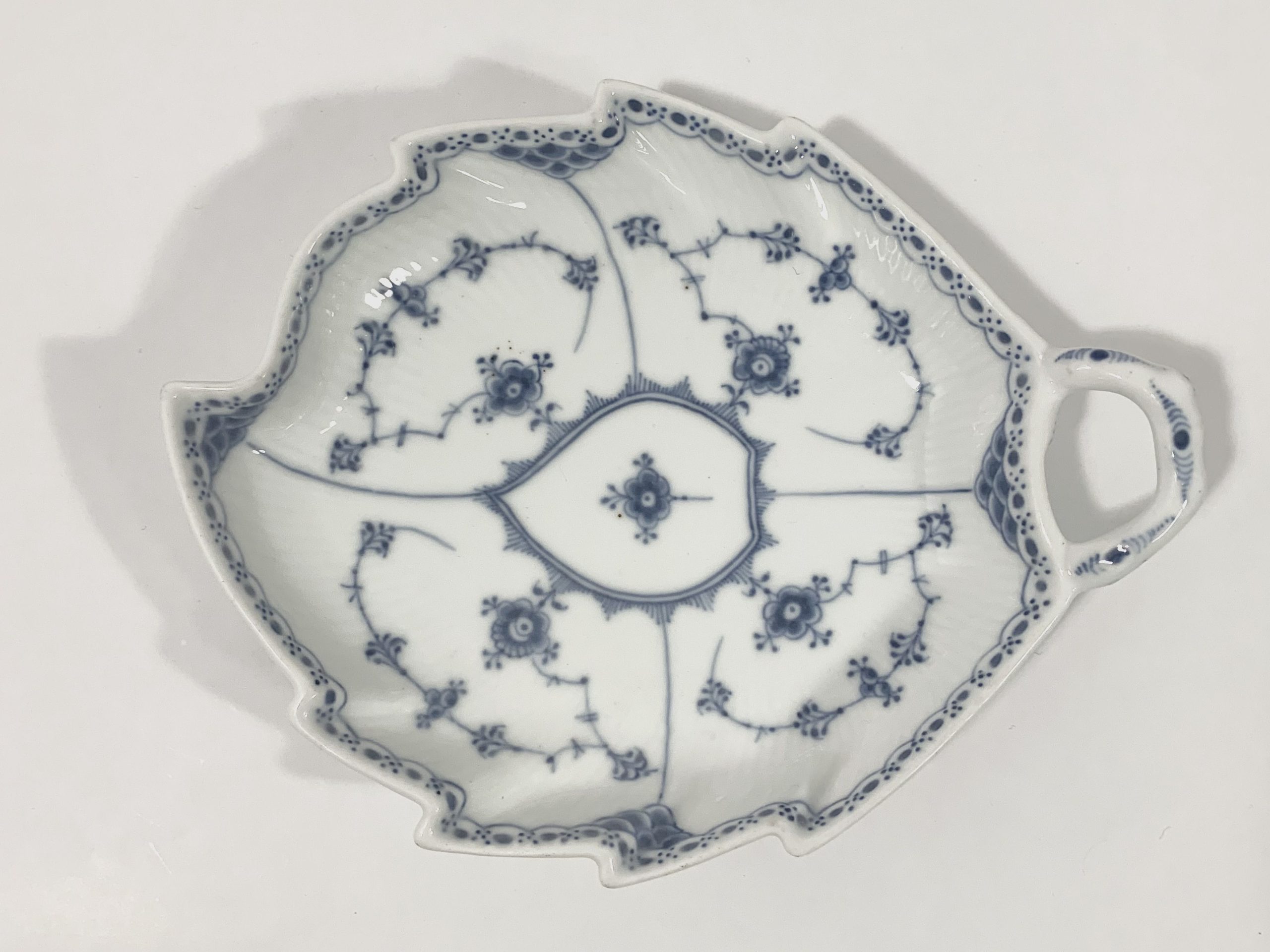 Royal Copenhagen Blue Fluted Half Lace 548 Leaf Bowl 23 cm 1923 - 1934