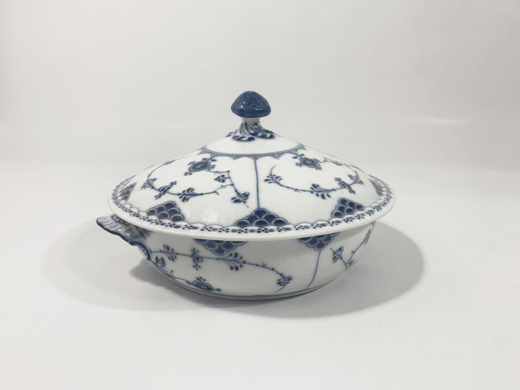 Royal Copenhagen Blue Fluted Half Lace 620 Round Soup Tureen 1923 - 1934