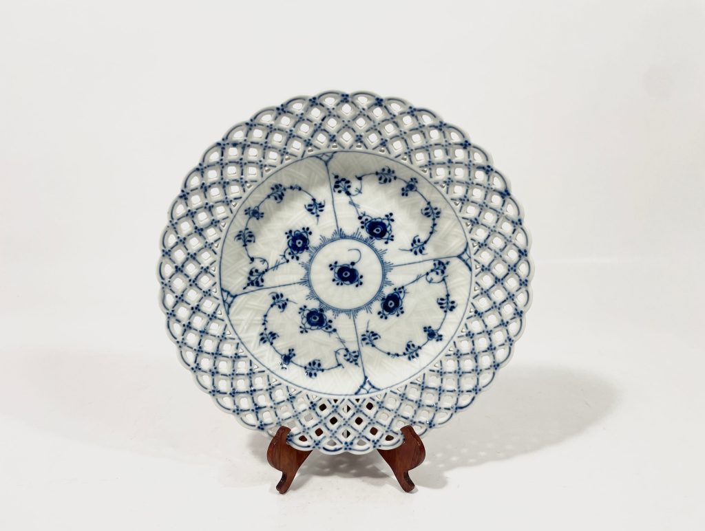 Royal Copenhagen Blue Fluted Full Lace 1098 Pierced Boarder Plate 25,5 cm